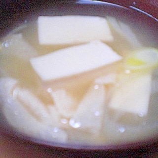 　「湯葉と豆腐、白ネギの味噌汁」　　　♪♪